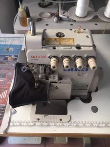 Máquina de Coser Overlock de Alta Velocidad Usada Juki Serie MO-6700 de Cabezal Semi-seco de 3/4/5 Hilos con Buen Precio - Product Image 3