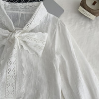 Robe en velours rayée noir et blanc de style rétro français avec col montant en dentelle, nœud et taille cintrée, jupe évasée