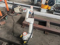 Chariot de soudage mobile avec robot collaboratif sur site alimenté par batterie pour la réparation de structures en acier