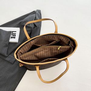 Diseñado por un diseñador de una marca de lujo. Bolso Tote Estampado Vintage para Mujer. Se Puede Usar en el Hombro o la Espalda.9041 - Product Image 2