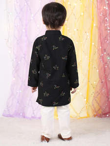 ชุดคุรตะสีดำสำหรับเด็กผู้ชาย ลายพิมพ์นกหลากสีสัน ชุดคุรตะพื้นเมืองแบบดั้งเดิมสำหรับเด็ก ชุดสำหรับงานเทศกาล ผ้าฝ้ายใส่สบายสำหรับเด็กผู้ชาย - Product Image 2