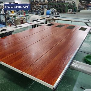 Portes de <span class=keywords><strong>garage</strong></span> automatiques en aluminium à panneaux sandwich modernes, aspect <span class=keywords><strong>bois</strong></span>, personnalisées par l'usine Rogenilan pour les maisons - Product Image 2