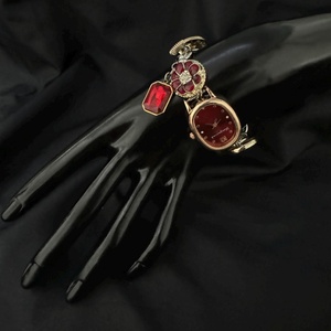 นาฬิกาข้อมือแฟชั่นวินเทจสำหรับผู้หญิง ดีไซน์เก๋ไก๋ ประดับด้วยดอกไม้เคลือบสีเงินและโรสโกลด์ พร้อมคริสตัล สายปรับได้ ตัวเรือนแก้ว - Product Image 4