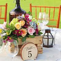 Décoration de table de banquet de mariage en tranches de bois avec numéros; Panneaux de placement en bois d'aspect naturel avec finition écorce.