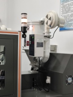 Extrudeuse à vis basse pression pour la protection des capteurs sonores automobiles et des circuits FPC