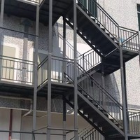 Escalier d'évacuation extérieur moderne en verre trempé et fer forgé, design personnalisé