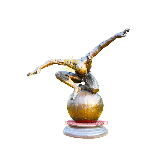 Escultura de Metal de decoración abstracta para exteriores, estatua de bronce para hombre desnudo bailando en la bola