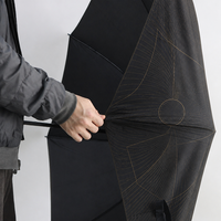 Parapluie de golf au design minimaliste, lignes géométriques dorées, motif abstrait élégant, structure robuste pour les cadeaux de marques de luxe