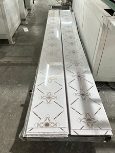 Panneaux de <span class=keywords><strong>plafond</strong></span> en <span class=keywords><strong>PVC</strong></span> faciles à installer, imperméables et anti-moisissures, design moderne pour salon et cuisine - Product Image 5