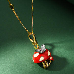 Collana con Ciondolo a Forma di Fungo Rosso Smaltato, Gioiello con Charm da Fiaba per Donne - Product Image 2