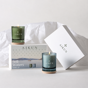 Juego de Regalo de Velas Aromáticas en Frascos de Vidrio de Dos Colores Aikun con Posavasos de Madera, Caja Impresa Personalizada OEM ODM para Proyectos Hoteleros - Product Image 1
