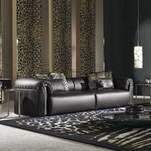 Canapé en cuir noir de luxe avec accoudoirs à franges et accents dorés Canapé en cuir de designer moderne - Product Image 5