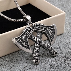 Yunnique - Colgante de doble hacha vikinga de acero inoxidable para hombre, estilo nórdico retro, regalo para fiestas, joyería de moda - Product Image 1