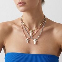 Collier chaîne micro-perles couleur bonbon avec pendentif croix en coquillage naturel incrusté de petites pierres CZ étincelantes – Collier d'été pour la plage