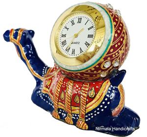 Estatua de Camello Sentado de Metal de Rajasthan con Bola Decorativa, Obra de Arte India Hecha a Mano con Esmalte, Adorno Decorativo para Mesa - Product Image 3