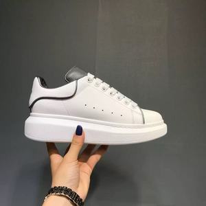 <span class=keywords><strong>Scarpe</strong></span> <span class=keywords><strong>da</strong></span> passeggio sportive <span class=keywords><strong>da</strong></span> uomo e <span class=keywords><strong>da</strong></span> <span class=keywords><strong>donna</strong></span> illuminate Sneakers <span class=keywords><strong>da</strong></span> <span class=keywords><strong>Tennis</strong></span> per l'estate invernale moda Casual di alta qualità - Product Image 4