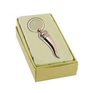 Porte-clés en or rose avec motif corne porte-bonheur et détail couronne, accessoire de mode - Product Image 2