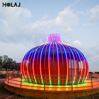 Cabane de tourisme panoramique de style moderne avec éclairage néon coloré en forme de cage à oiseaux, point de repère nocturne, pod de glamping de luxe, maison préfabriquée