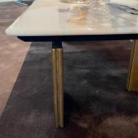 Table basse rectangulaire moderne de luxe en marbre avec veinage crème et gris et pieds en métal martelé doré pour salon et villa