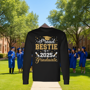 Maglietta a Maniche Lunghe Unisex con Collo Rotondo per Adulti, Abbigliamento per la Laurea 2025 - Orgogliosa Amica di un Laureato - Product Image 2