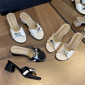 Mules élégantes à talon carré avec boucle métallique effet croco pour femme – Sandales d'été ouvertes pour le quotidien - Product Image 1