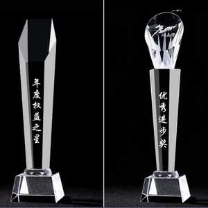 Trophée pyramidal exclusif en cristal 3D vierge en forme de pouce, gravé à la main avec logo personnalisé, vente en gros Oneway - Product Image 3