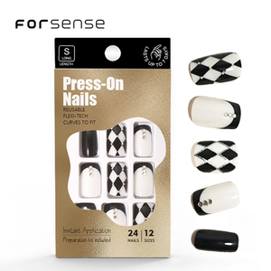 เล็บปลอมสีขาวและสีดำดีไซน์หรูหราแบบกดบนเล็บขนาดกลางพร้อมเสน่ห์แบบวินเทจ - Product Image 1