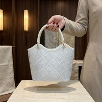 Nouveaux sacs à bandoulière en chaîne pour femmes, sacs seau en cuir végétalien, sacs fourre-tout tendance pour dames, sacs à main multi-poches de créateur avec poignée supérieure