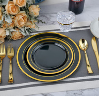 Assiettes jetables rondes élégantes en plastique blanc et noir avec bord doré et différentes tailles pour les réceptions de mariage et la restauration