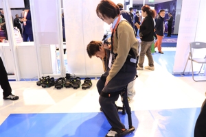 Noonee CHAIRLESS CHAIR 2.0 Chaise exosquelette pour s'asseoir n'importe où, à tout moment, de toute façon - Product Image 4