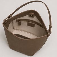 Benutzerdefiniertes Logo Asymmetrische Dreieckige Wildleder-Optik PU-Leder Herren Schultertasche Minimalistische Slouch Hobo Tasche OEM ODM Verfügbar