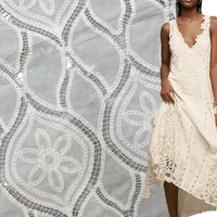 Tissu en dentelle brodée découpée au laser 100 % polyester, motif floral ajouré, pour robes et chemisiers, vente en gros, personnalisable OEM
