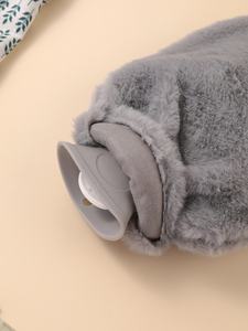 Botol air panas PVC 1L kustom grosir kantung air panas karet dengan penutup bulu - Product Image 5