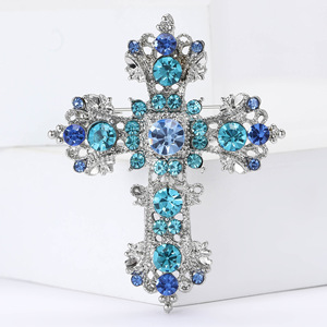 Nouvelle broche en alliage de strass en forme de croix, élégante et créative, un accessoire de vêtement féminin unique et tendance - Product Image 2
