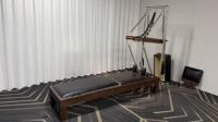 Machine de Pilates Reformer en bois de noyer de haute qualité pour studio de Pilates, équipement de gym, fabricant OEM, logo personnalisé