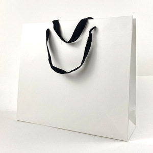 Sac d'emballage cadeau de luxe brun kraft avec logo personnalisé avec papier couché recyclé impression UV poignées plates conception écologique - Product Image 5