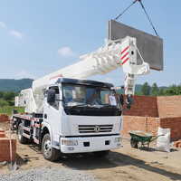Grue de levage montée sur camion de 8 à 10 tonnes, conception compacte avec des performances puissantes pour les tâches d'ingénierie et de logistique