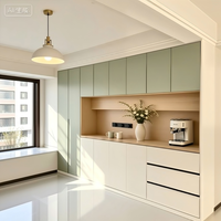 Buffet scandinave sans poignées avec éclairage LED, étagère ouverte et présentoir à vin en verre pour rangement moderne dans la salle à manger