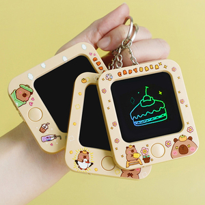 En gros, Mini porte-clés de jeu rotatif en PVC à thème anime, jouet fantaisie pour enfants, avec fonction de jeu d'arcade, hamster, tableau d'écriture portable et <span class=keywords><strong>projecteur</strong></span> en plastique - Product Image 3