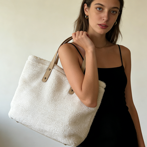 Sacs à bandoulière en fausse fourrure sherpa douce personnalisés, style hiver tendance, sac fourre-tout moelleux et confortable avec poignée en cuir pour femmes et filles - Product Image 2