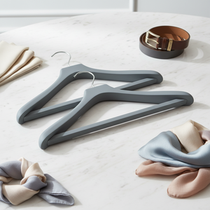 Cintres <span class=keywords><strong>de</strong></span> luxe <span class=keywords><strong>en</strong></span> gros pour vêtements, cintres <span class=keywords><strong>en</strong></span> <span class=keywords><strong>bois</strong></span> personnalisés avec barre pour manteau - Product Image 1