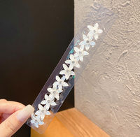 Ensemble de pinces à cheveux pour enfants pour tresser des mini-fleurs. Coiffure mignonne pour fille avec de petites tresses. Petites pinces à cheveux pour petites filles.