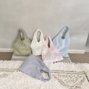 Sac fourre-tout en organza pour femme avec logo tissé personnalisé, couche extérieure scintillante en organza et poche intérieure - Product Image 2