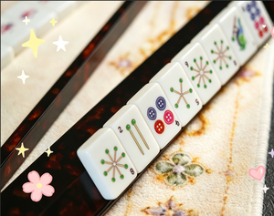 Set Mahjong con Gatti e Filati Fantasiosi: un Tocco Unico su un Gioco Classico, Tessere Mahjong Americane Artigianali <span class=keywords><strong>per</strong></span> Amanti dei Gatti - Product Image 1