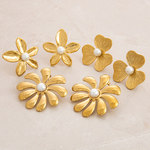 Boucles d'oreilles clous fleuris plaqué or 18 carats avec perle sertie clos, pour usage quotidien - Product Image 4