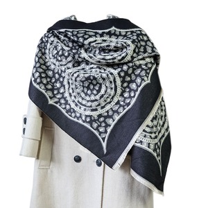 Écharpe carrée en fausse fourrure de cachemire à imprimé léopard pour femme, douce et chaude, avec motif chaîne et franges, châle enveloppant, écharpe-couverture confortable pour l'hiver - Product Image 3