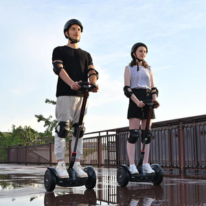 Patinete Eléctrico Inteligente de Autoequilibrio Rojo y Negro con Doble Rueda Antideslizante y Montaje en Poste - Product Image 3