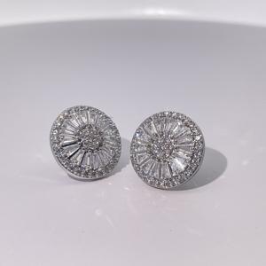 ต่างหูแบบติดหูทรงสี่เหลี่ยมคางหมูประดับเพชรคิวบิกเซอร์โคเนียสีขาว ชุบทองเหลือง สำหรับผู้หญิง จาก Tianyu Gems ดีไซน์คลาสสิก ทันสมัย หรูหรา - Product Image 5