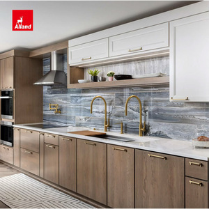 Alland Free Design Moderni Mobili da <span class=keywords><strong>Cucina</strong></span> in Laminato Rovere, Isola in Quarzo Taj Mahal, Armadietto a Muro Bianco Stile Shaker con Maniglie in Ottone - Product Image 1