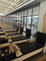 Hochwertiger, maßgefertigter Pilates-Reformer aus weißem Ahornholz für Fitness-, Yoga- und Pilates-Studios mit PU-Leder